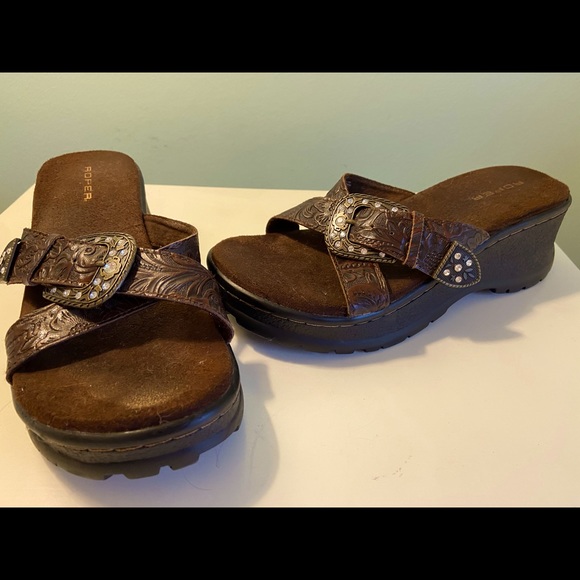 Brown sandals with buckle detail - Picture 2 of 2
